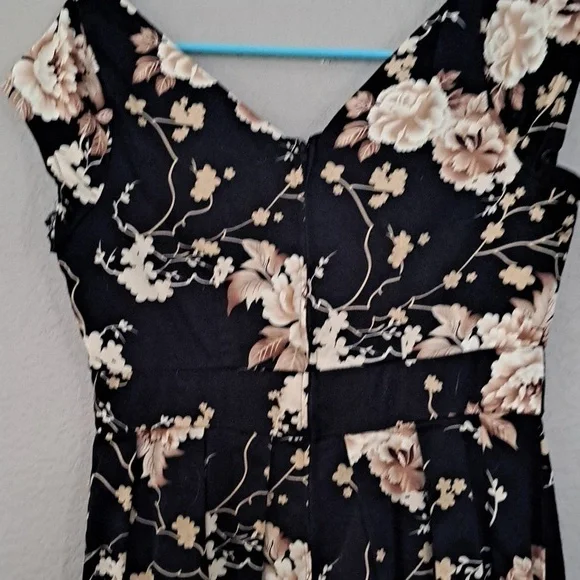 Women's dress - Picture 4 of 5